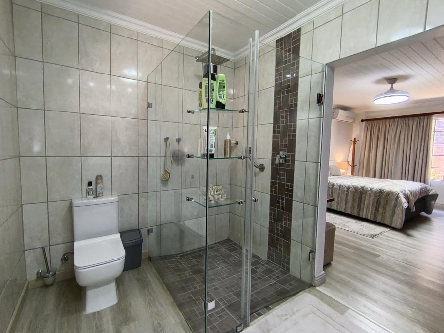 5 Bedroom Property for Sale in Langenhovenpark Free State